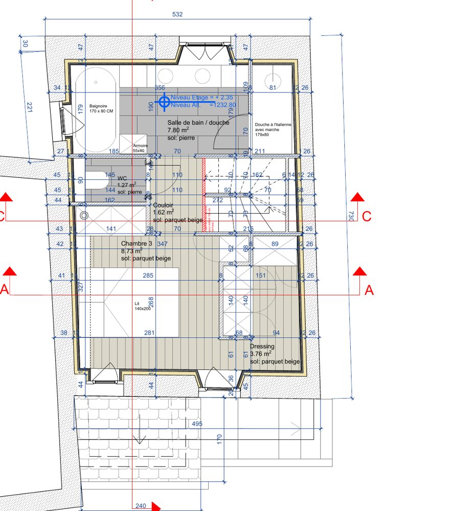 Plan de l'étage : salle de bains avec baignoire et douche à l'italienne, WC, chambre 3 et dressing.
